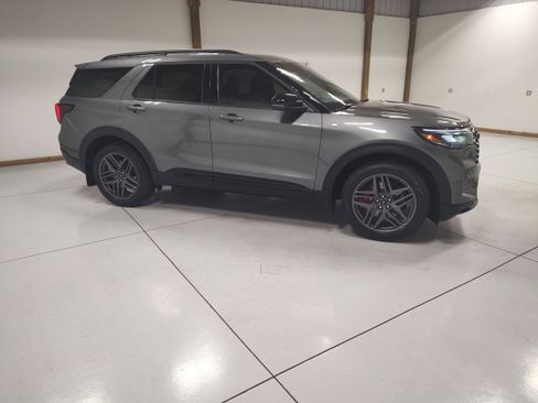 Used 2026 Ford Explorer ST-Line w/ ST-Line Street Pack AWD/4WD image 2