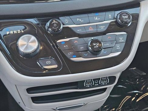 Used 2023 Chrysler Pacifica Touring-L image 12