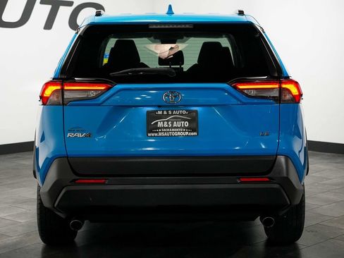 Used 2019 Toyota RAV4 LE FWD image 5
