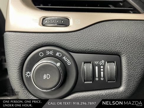 Used 2017 Jeep Cherokee Latitude w/ Safety/Convenience Group image 25