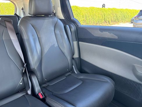 Used 2026 Kia Carnival FWD image 40