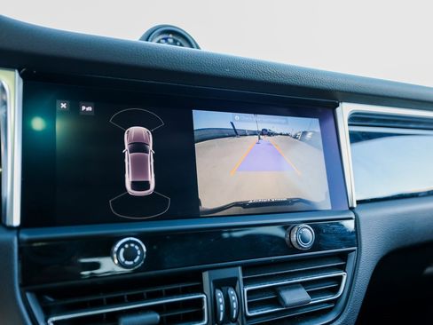 Certified 2022 Porsche Macan image 19