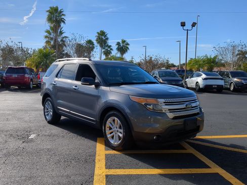 Used 2013 Ford Explorer XLT image 2