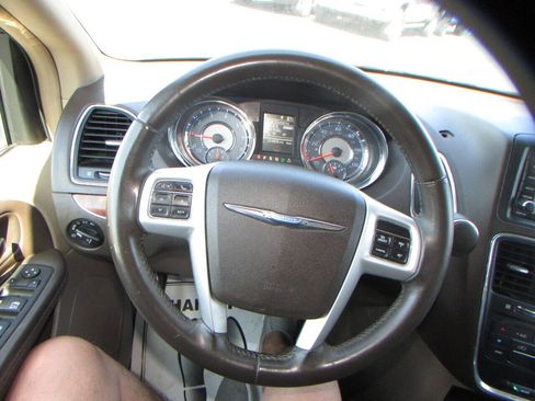 Used 2015 Chrysler Town & Country Touring image 51