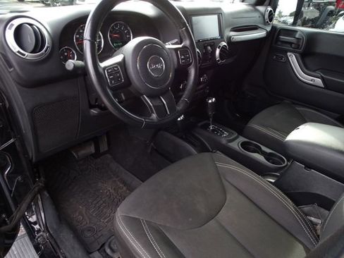 Used 2016 Jeep Wrangler Unlimited Sahara w/ Connectivity Group image 18