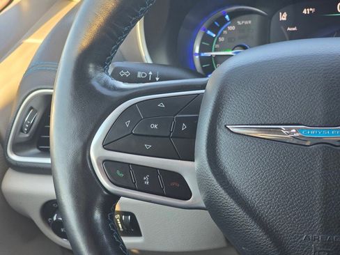 Used 2021 Chrysler Pacifica Touring-L image 21