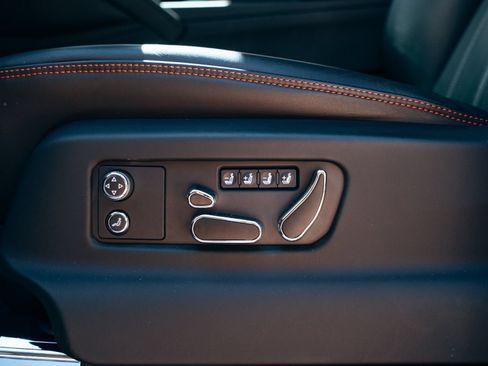 Used 2024 Bentley Bentayga Extended Wheelbase AWD/4WD image 25