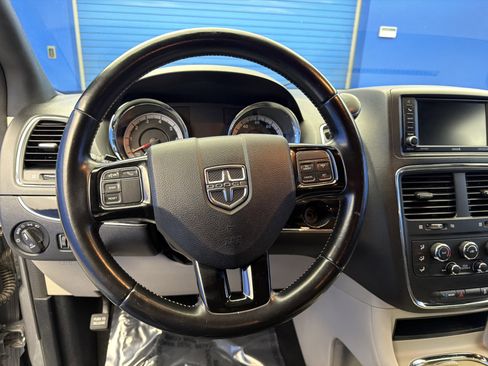 Used 2020 Dodge Grand Caravan SXT FWD image 14