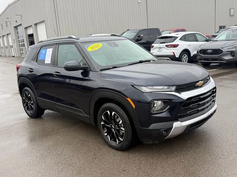 Used 2021 Chevrolet TrailBlazer LT w/ Sun and Liftgate Package image 2