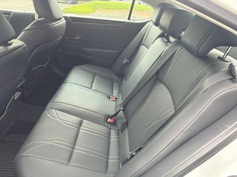 Used 2025 Lexus ES 300h w/ Luxury Package FWD image 10