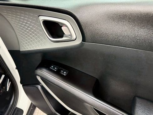 Used 2023 Kia Soul LX w/ LX Technology Package image 19