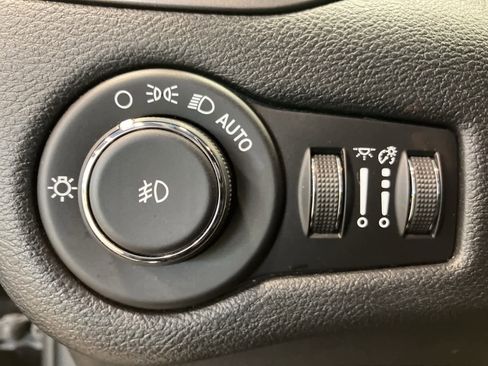 Used 2020 Jeep Cherokee Limited image 13