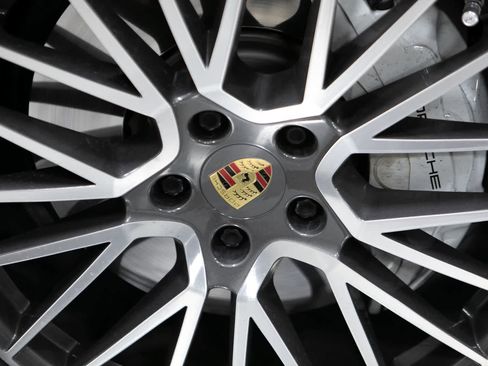 Certified 2022 Porsche Cayenne Turbo AWD/4WD image 11