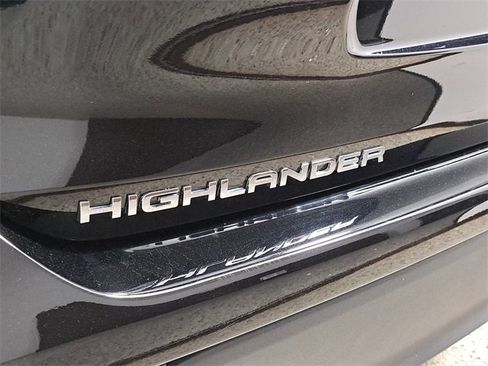 Used 2023 Toyota Highlander XLE image 9