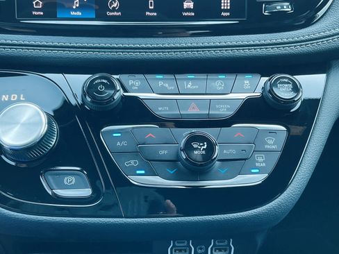 New 2025 Chrysler Pacifica Select image 47