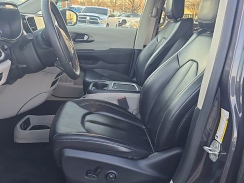 Used 2023 Chrysler Pacifica Touring-L image 9