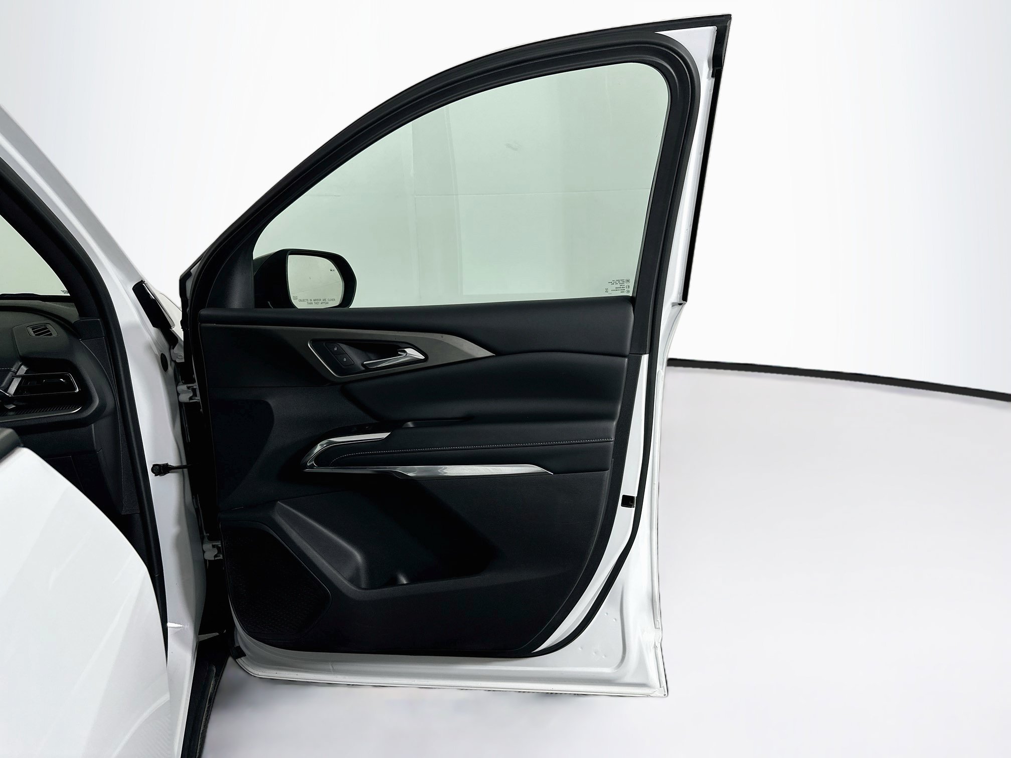 Used 2025 Chevrolet Traverse LT FWD image 33