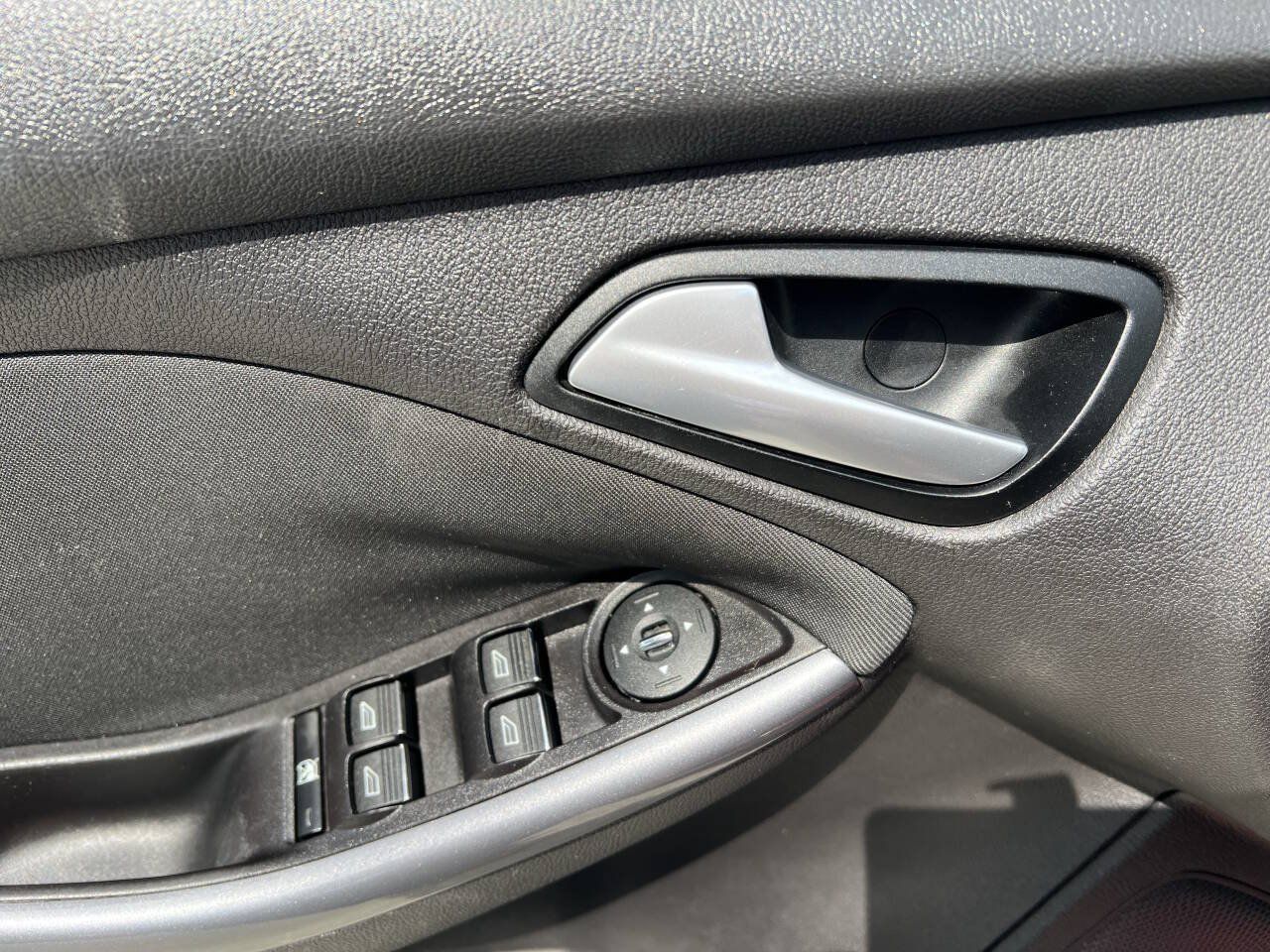 Used 2014 Ford Focus Titanium FWD image 26