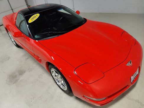 Used 2003 Chevrolet Corvette Coupe w/ Preferred Equipment Group RWD image 2