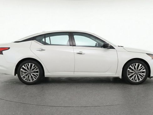 Used 2025 Nissan Altima 2.5 SV FWD image 11