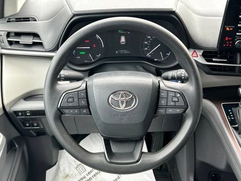 Used 2023 Toyota Sienna LE FWD image 47