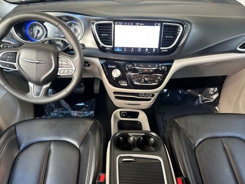Used 2023 Chrysler Pacifica Touring-L image 15
