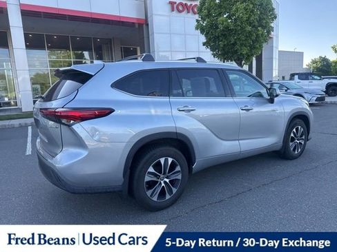Used 2021 Toyota Highlander XLE AWD/4WD image 6