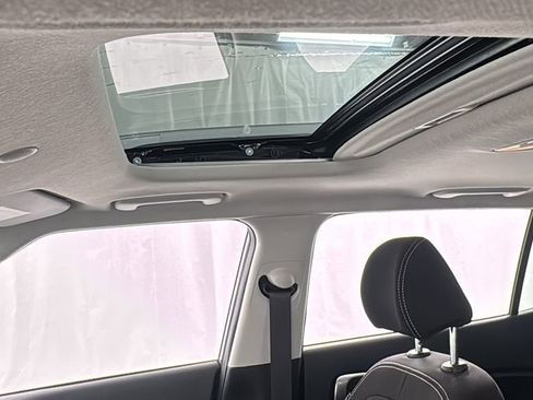 Used 2025 Hyundai Venue SEL image 33