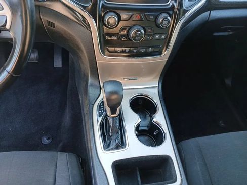 Used 2017 Jeep Grand Cherokee Laredo AWD/4WD image 12