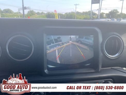 Used 2019 Jeep Wrangler Unlimited Sahara w/ Uconnect 4C Nav & Sound Group AWD/4WD image 18