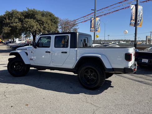 Used 2023 Jeep Gladiator Mojave w/ Cold Weather Group image 9