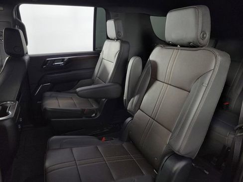 Used 2025 Chevrolet Suburban High Country AWD/4WD image 17