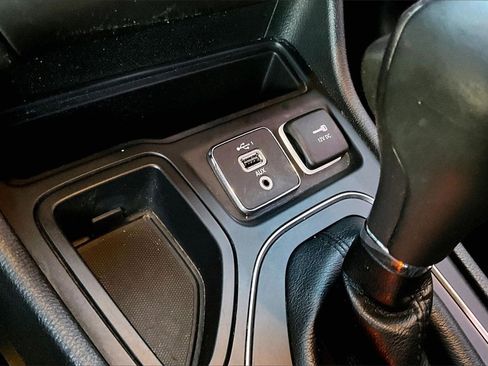 Used 2019 Jeep Cherokee Latitude Plus w/ Cold Weather Group image 35