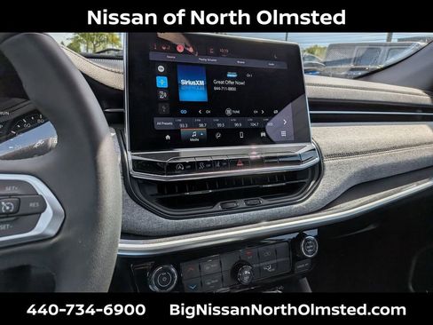 Used 2023 Jeep Compass Latitude w/ Sun and Sound Group AWD/4WD image 17