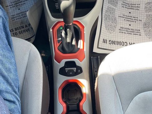 Used 2015 Jeep Renegade Latitude AWD/4WD image 19