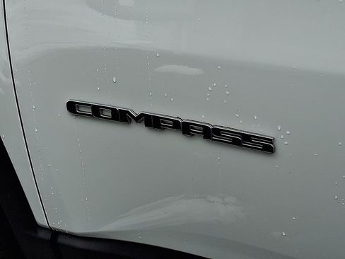 Used 2023 Jeep Compass Latitude image 30