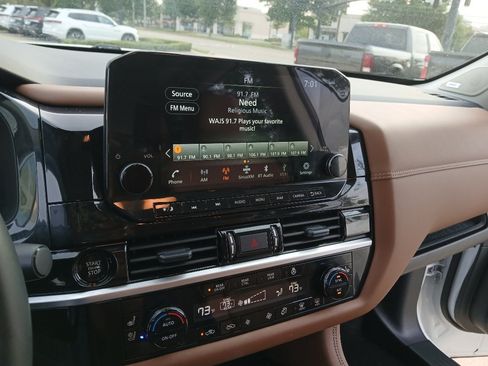 Used 2025 Nissan Pathfinder Platinum FWD image 15