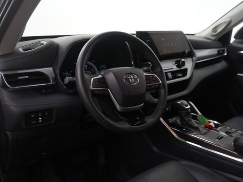 Used 2025 Toyota Highlander Platinum image 19