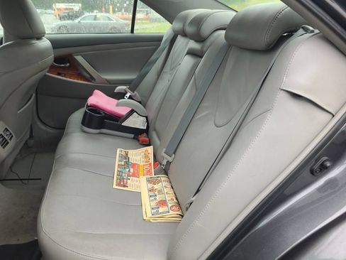 Used 2011 Toyota Camry Hybrid w/ Leather Pkg FWD image 2