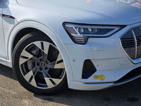Used 2022 Audi e-tron Premium Plus w/ Premium Plus Package image 2
