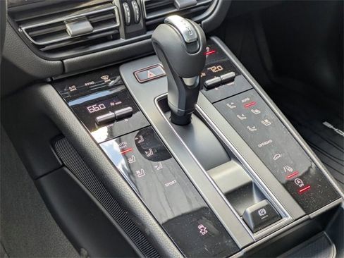 Used 2025 Porsche Macan image 20