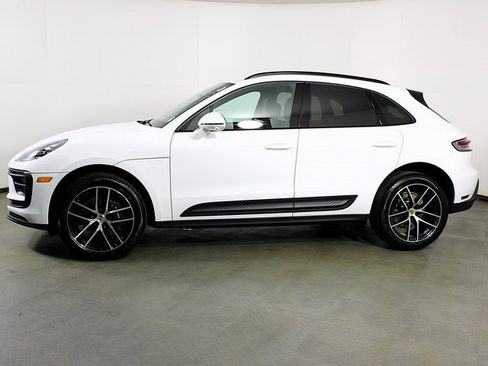 Used 2025 Porsche Macan image 2
