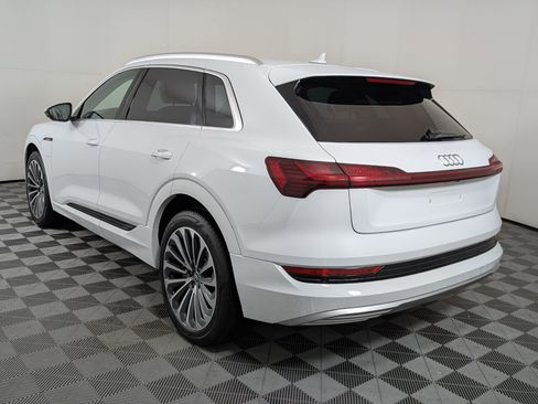 Used 2019 Audi e-tron Prestige w/ Prestige Package image 3