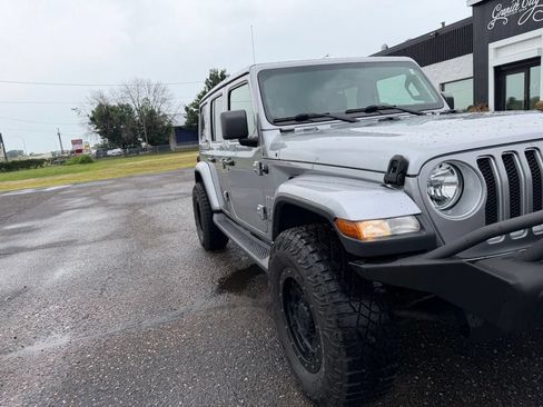Used 2018 Jeep Wrangler Unlimited Sahara AWD/4WD image 14