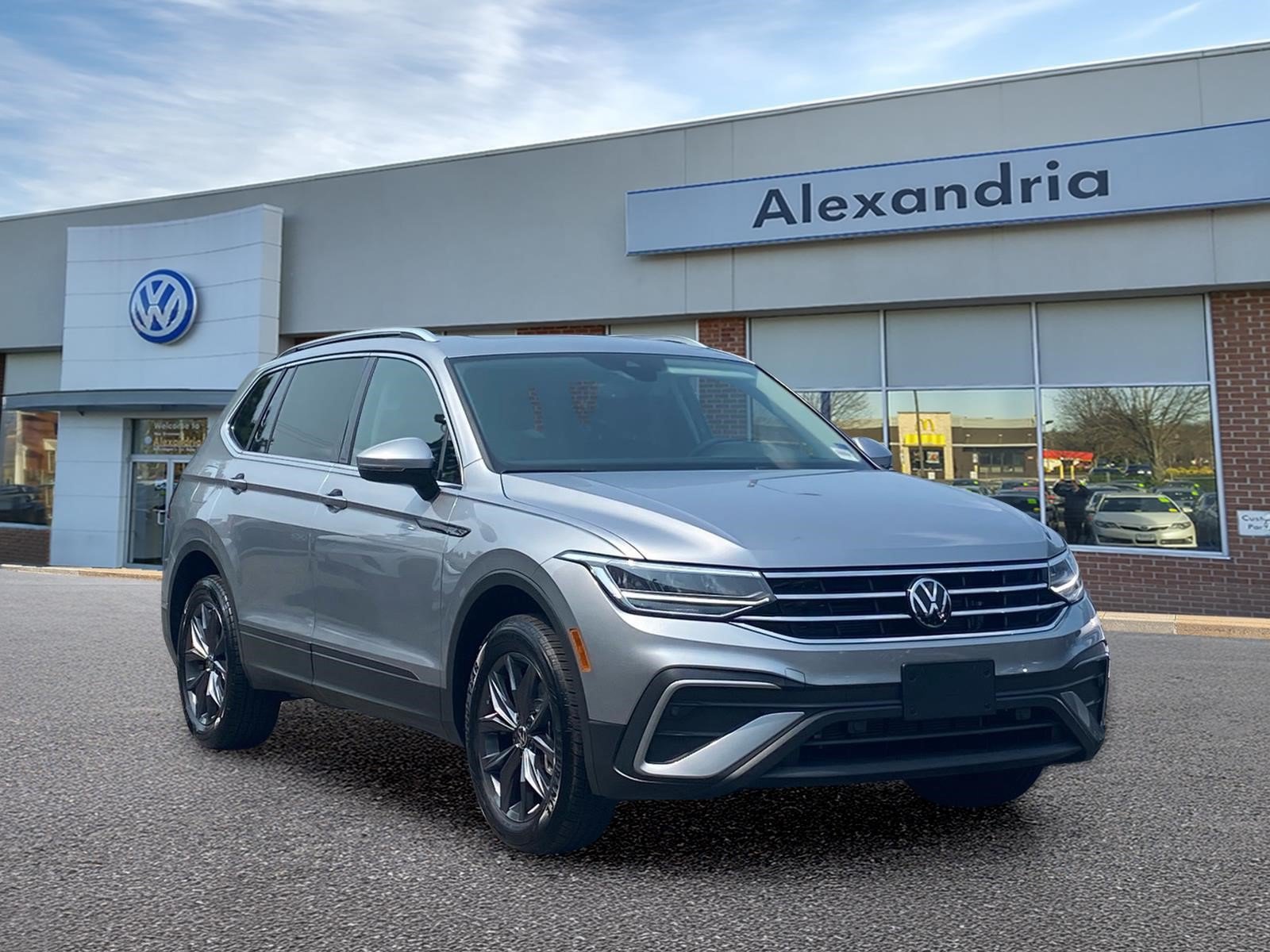 Certified 2023 Volkswagen Tiguan SE w/ Panoramic Sunroof Package FWD image 1