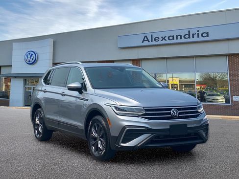 Certified 2023 Volkswagen Tiguan SE w/ Panoramic Sunroof Package FWD image 1