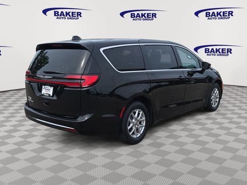 Used 2025 Chrysler Pacifica Select FWD image 5