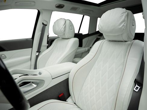 Used 2025 Mercedes-Benz Maybach GLS 600 4MATIC image 36