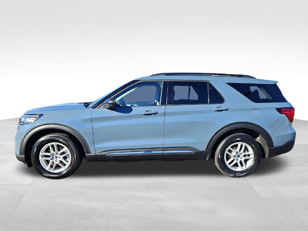 Used 2025 Ford Explorer Active AWD/4WD image 2