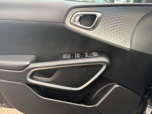 Used 2025 Kia Soul LX w/ LX Technology Package FWD image 18
